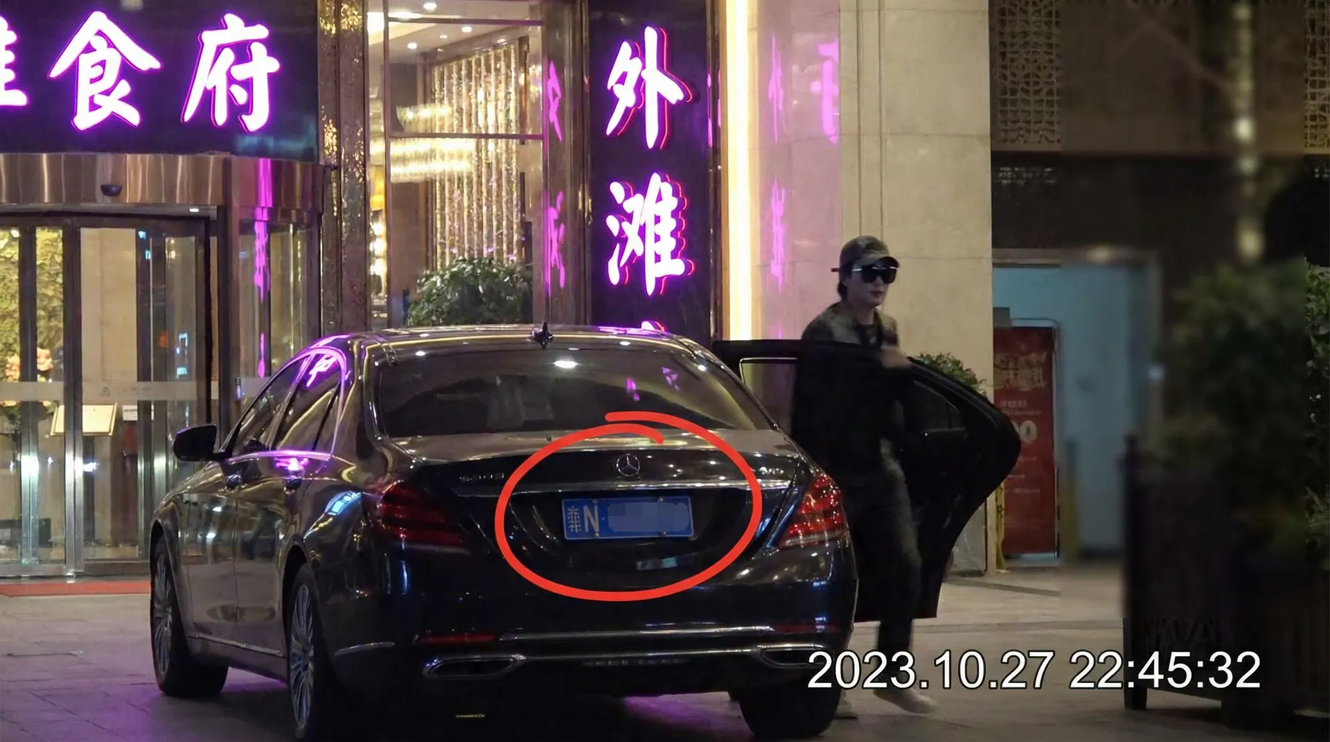 manbetx万博体育平台 - 豪车餐厅外被拍